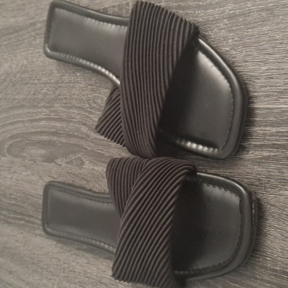 Black Slide On Sandals- W Sz 9 - Picture 1 of 5